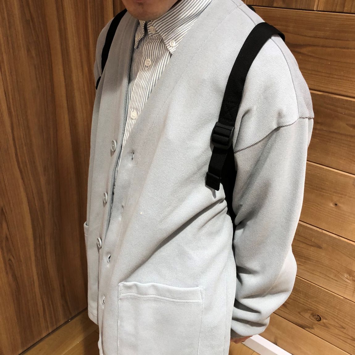 カーディガンを着た男性