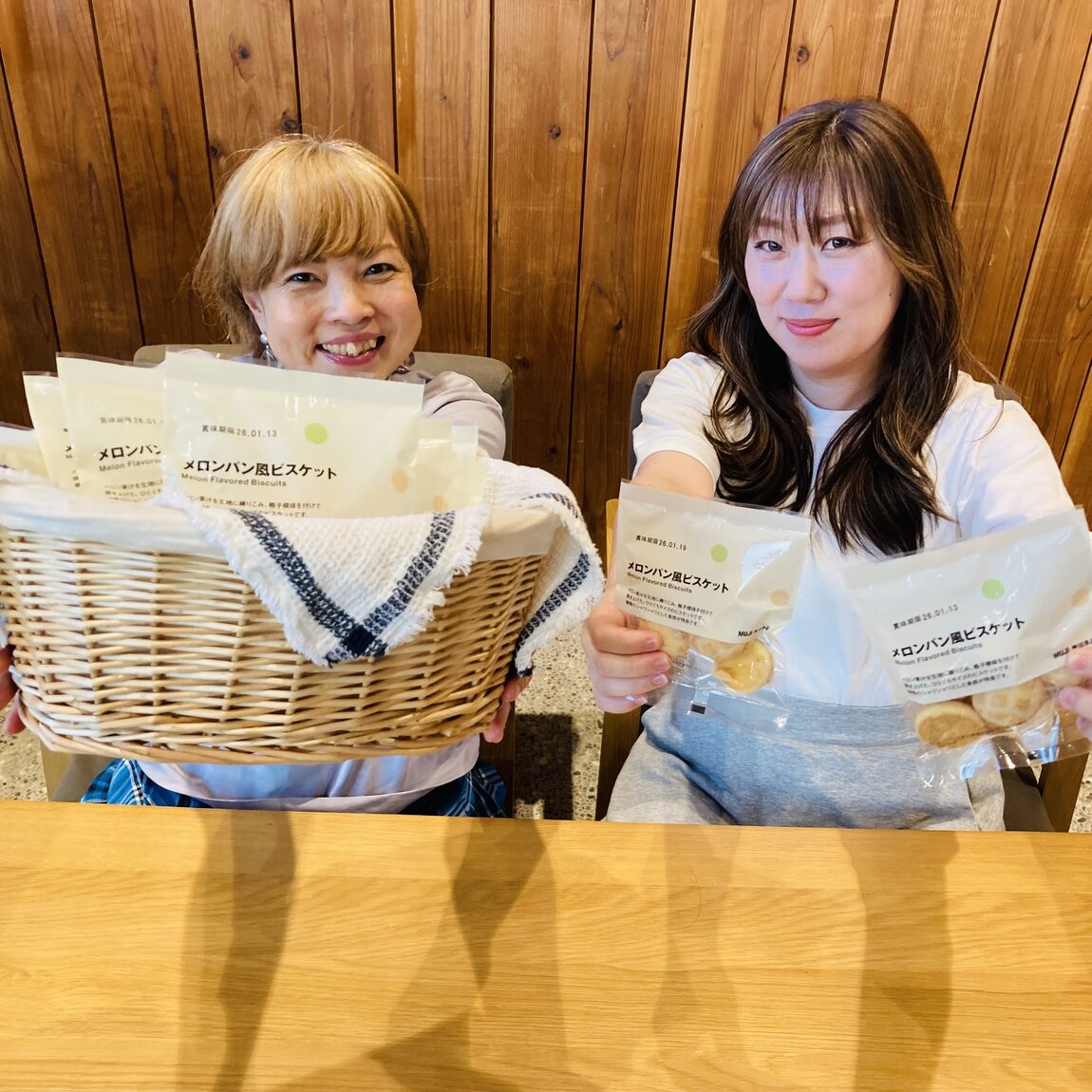 スタッフ2人が笑顔で商品を持っている写真