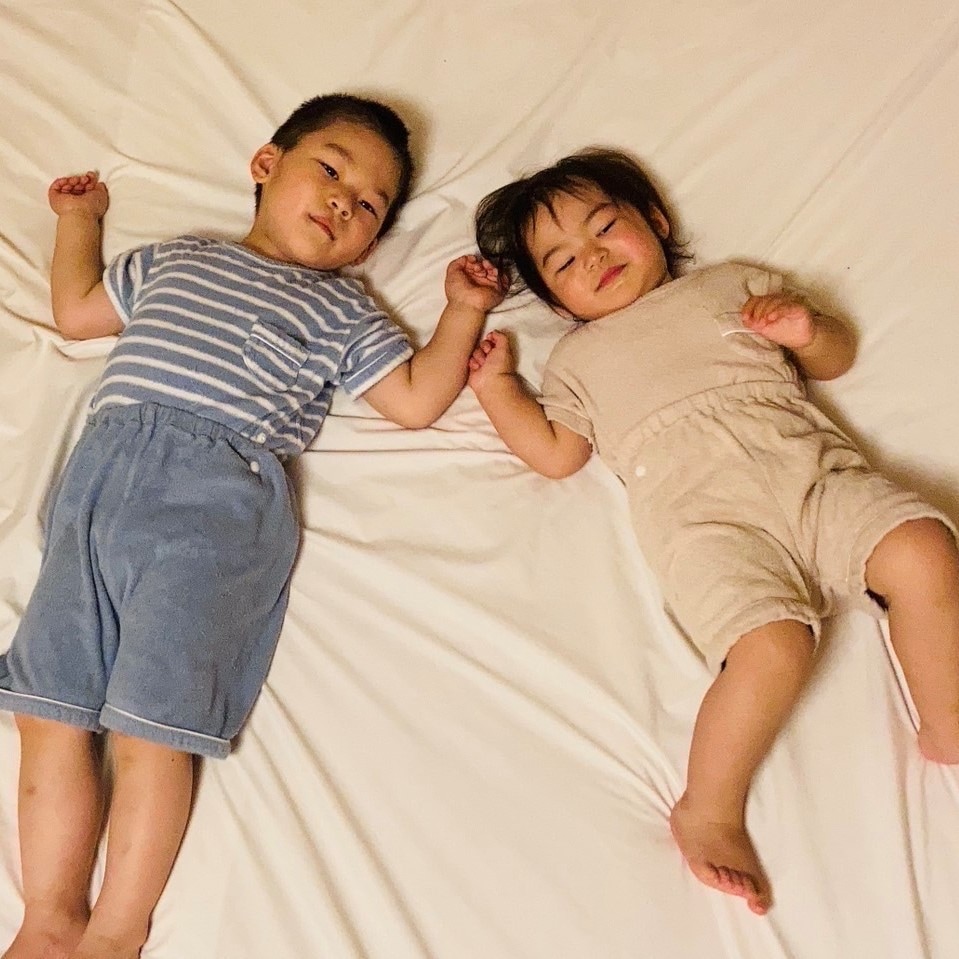 寝転んでいる子供たち