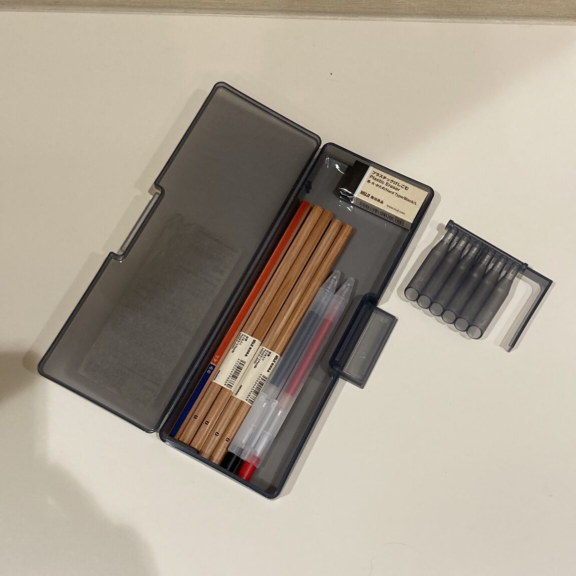 【イオンモール姫路大津】ポリプロピレン メガネも入るペンケース スタンド式 ポリカーボネート　ペン先をしまえるシャープペン ポリプロピレン 仕切りが外せる筆箱