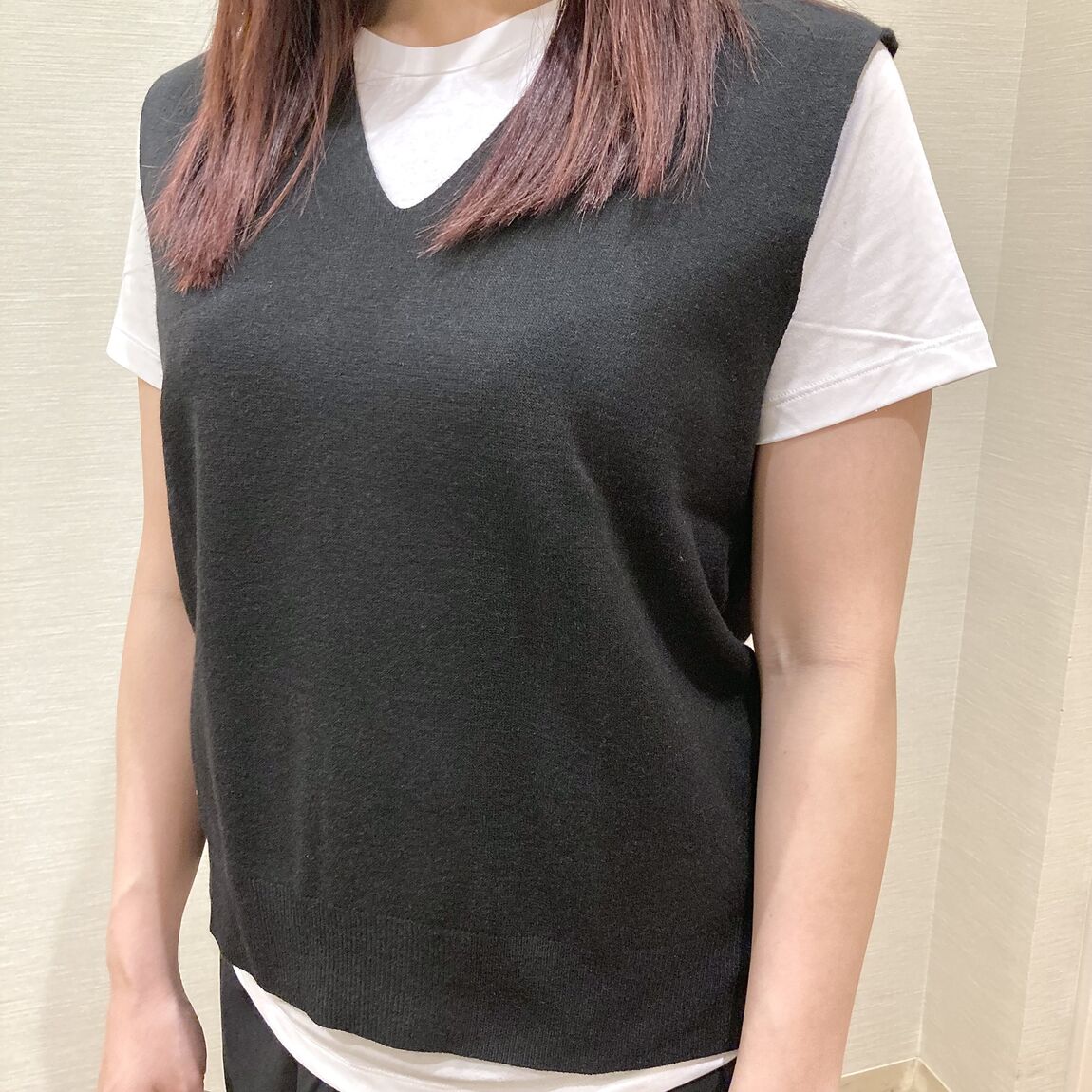 黒いベストを着用した女性