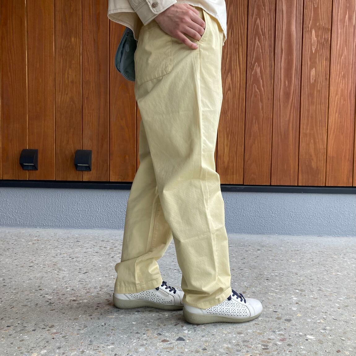 婦人横向き画像