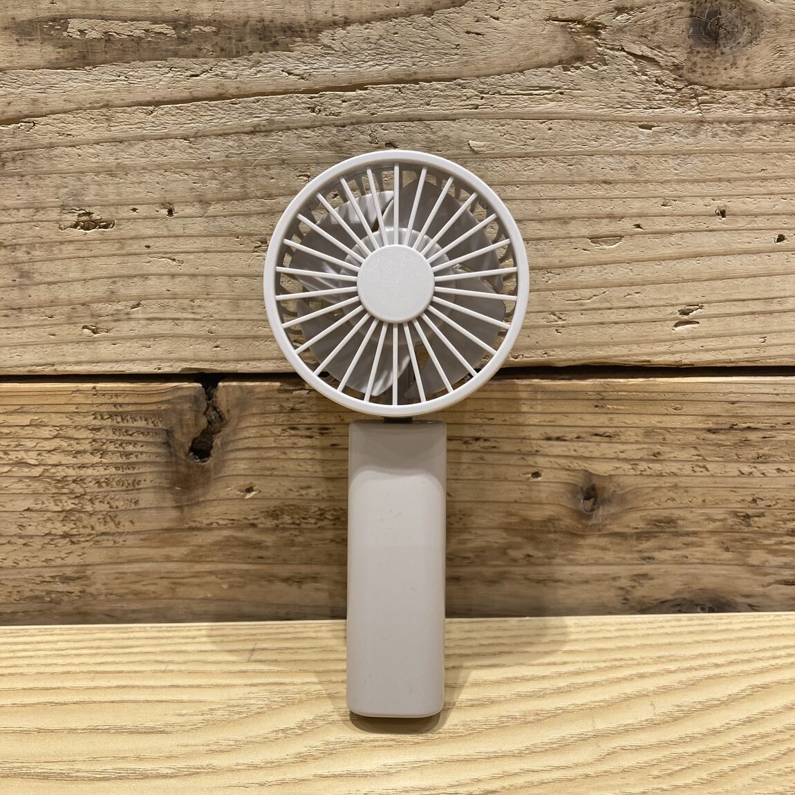 【Vタウン芥見】夏の必需品、充電式コンパクトハンディファン