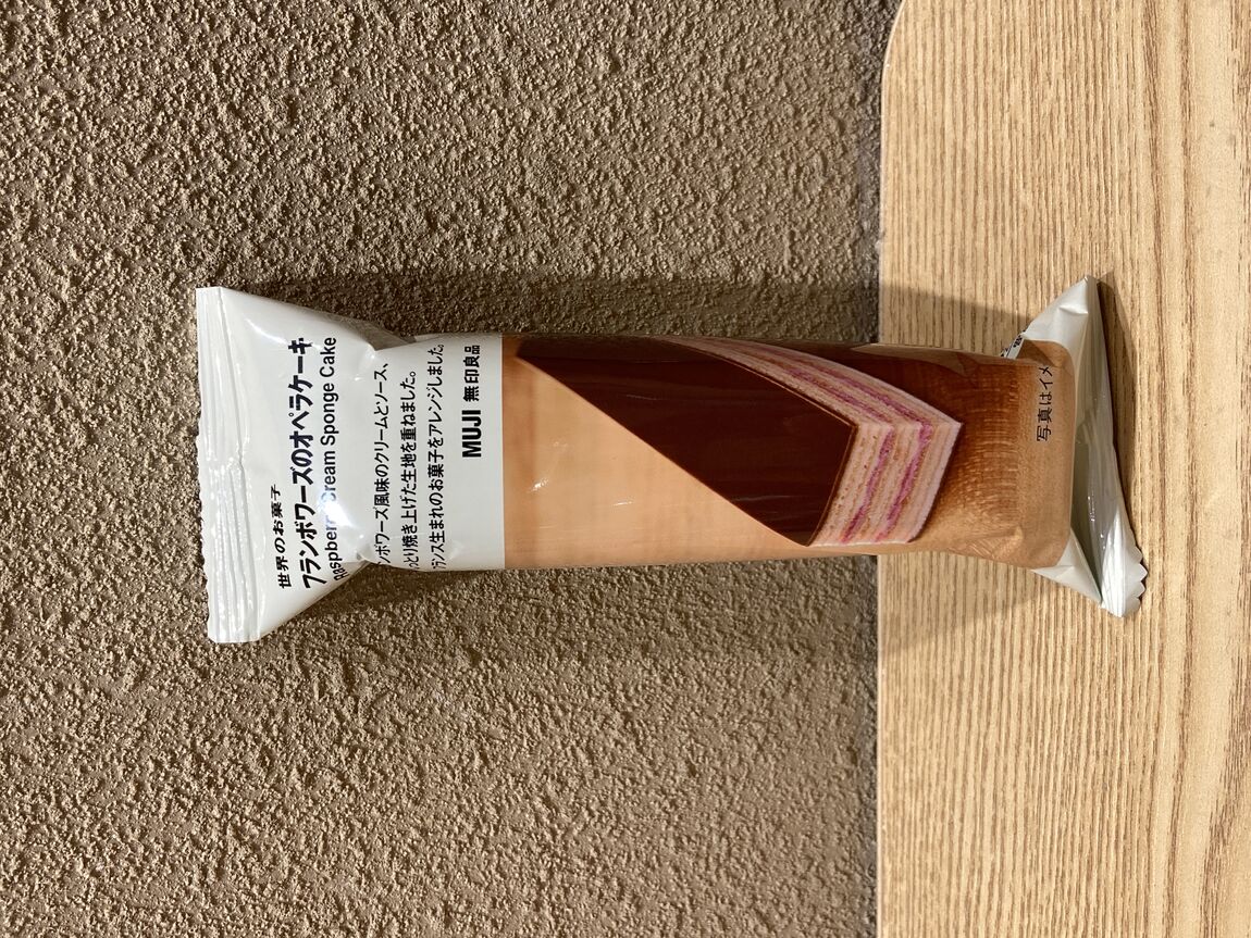 世界のお菓子　フランボワーズのオペラケーキ