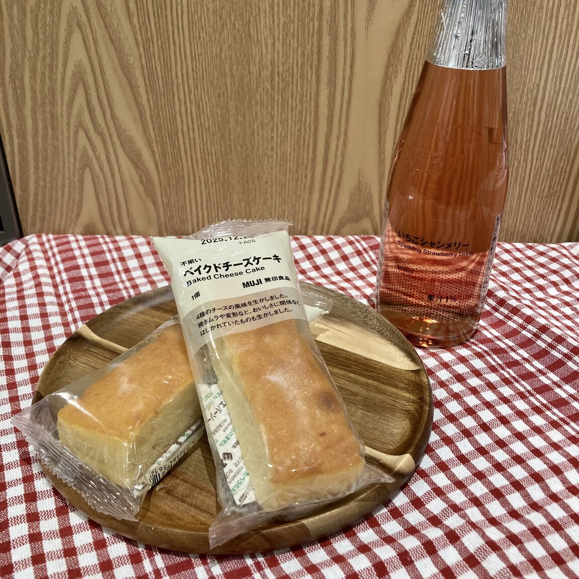 ベイクドチーズケーキとイチゴシャンメリー