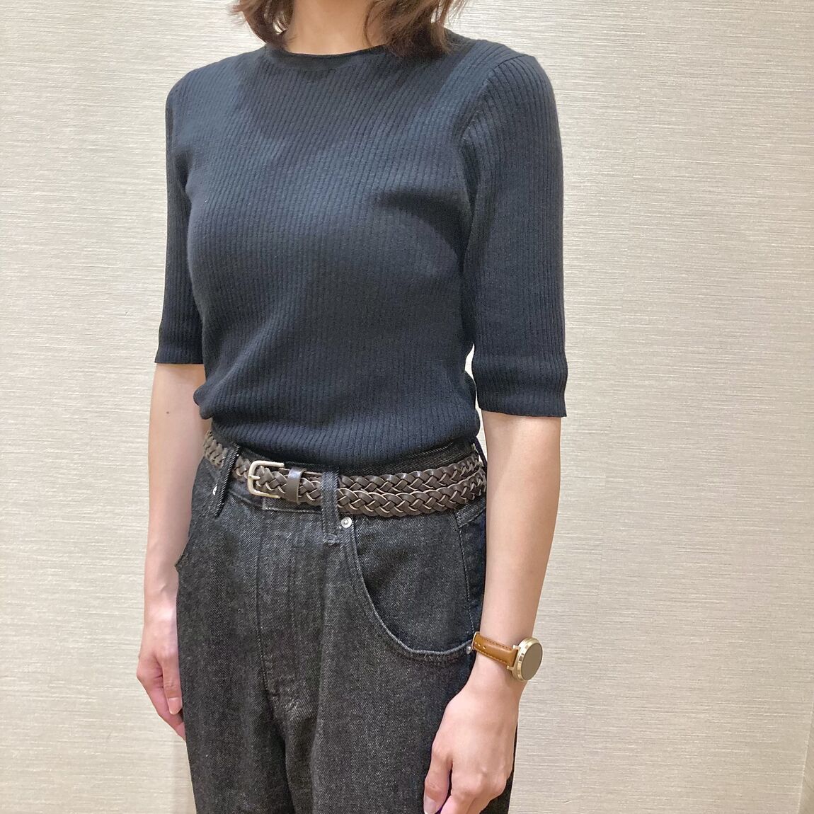 黒いニットと黒いデニムを着用した女性