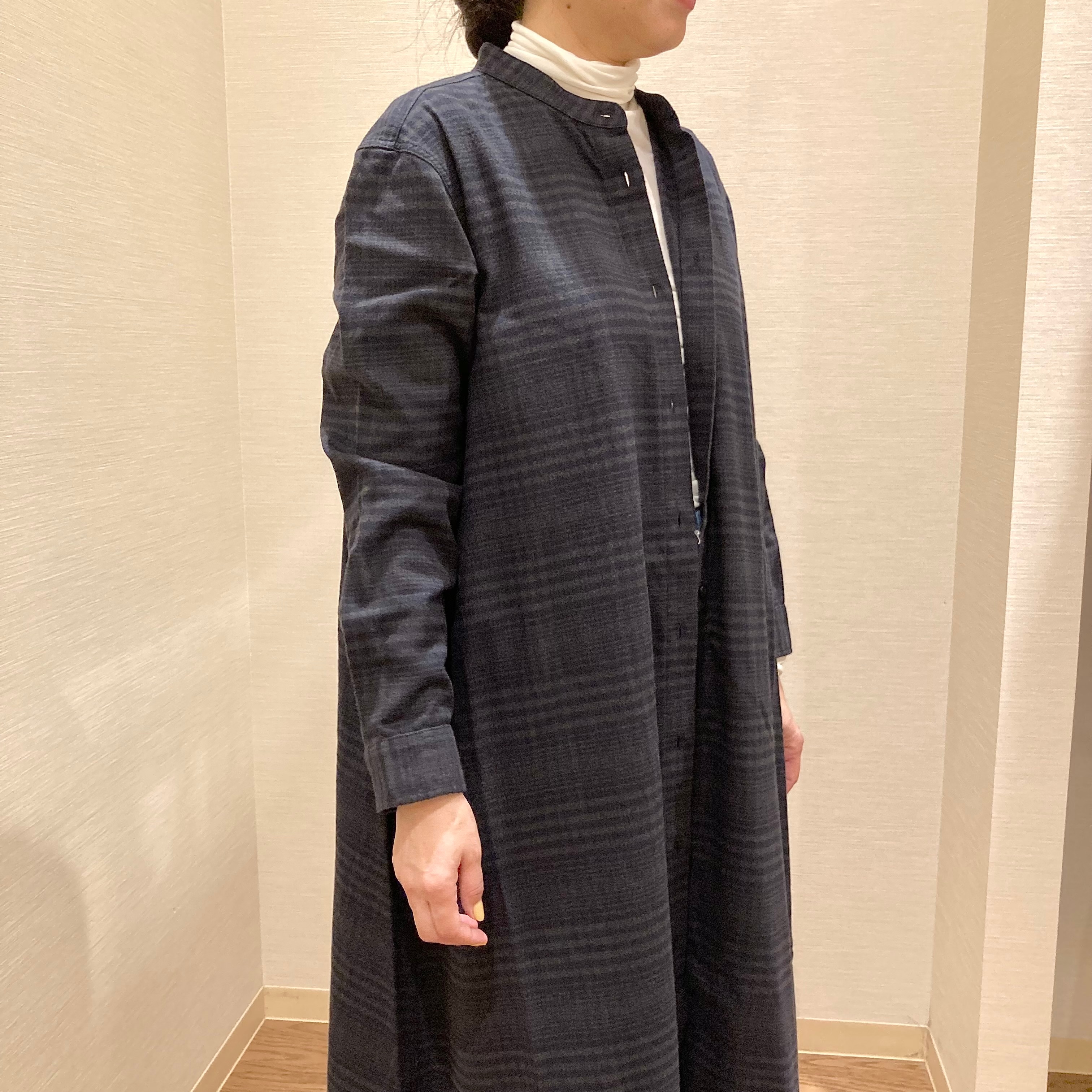 ネイビーのワンピースを着用した女性