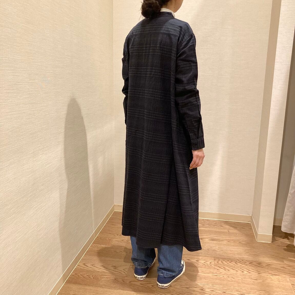 ネイビーのワンピースを着用した女性