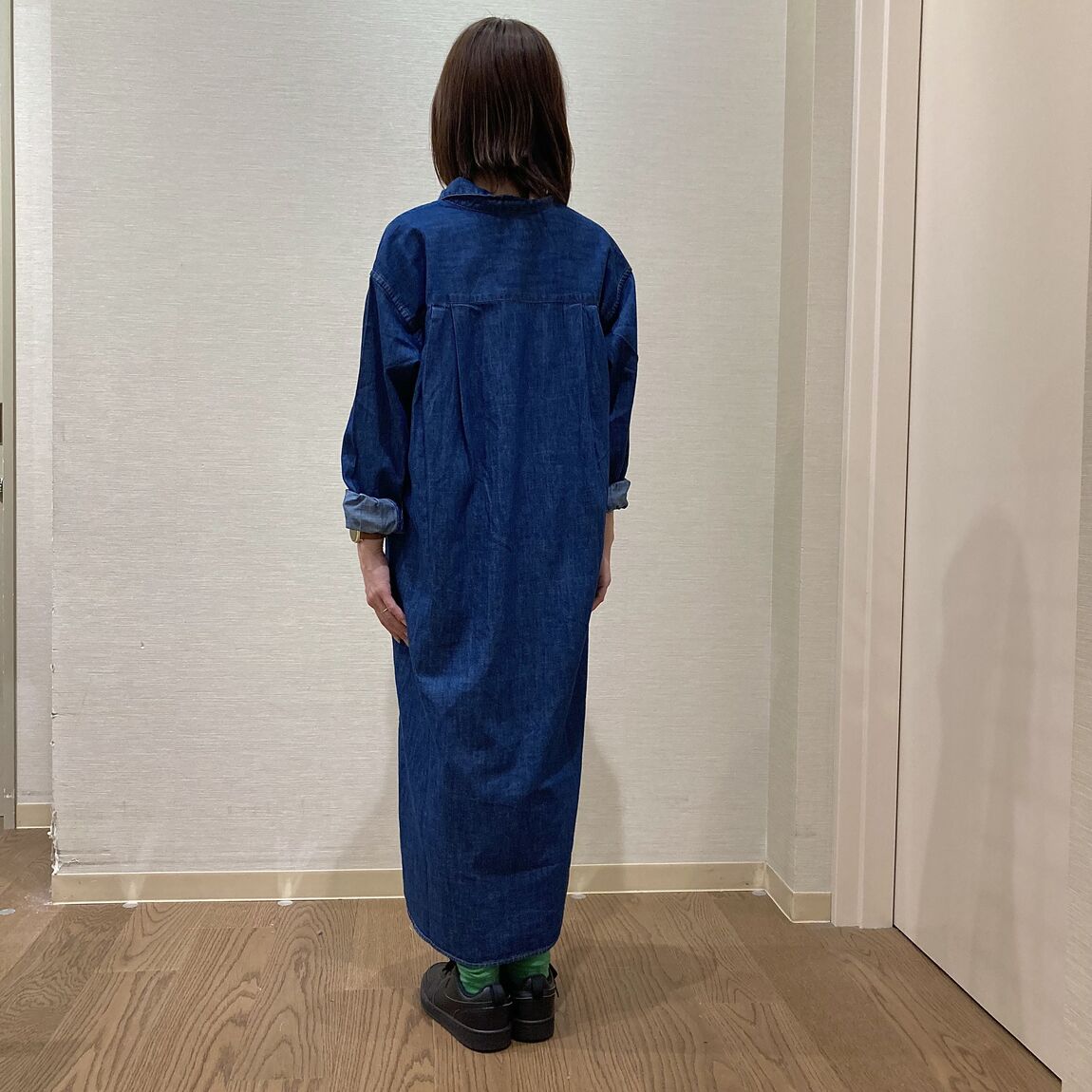 デニムワンピースを着用した女性