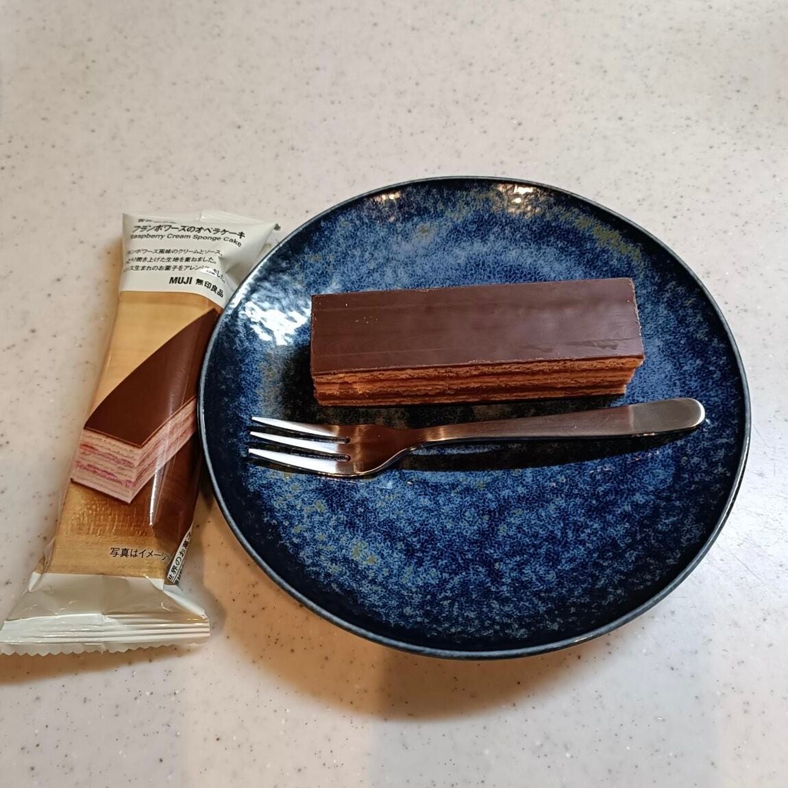 世界のお菓子　フランボワーズのオペラケーキ