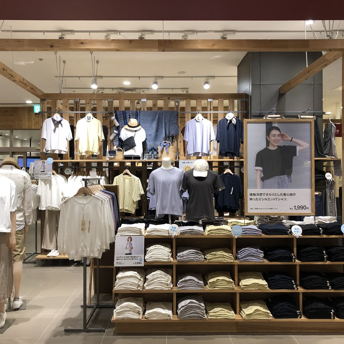 涼感UVカットワイドＴシャツ売場写真