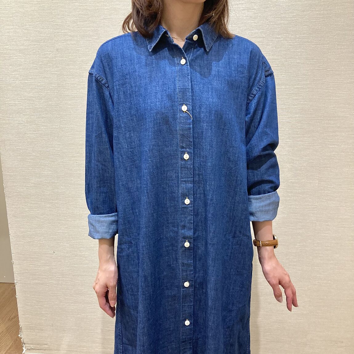 デニムワンピースを着用した女性