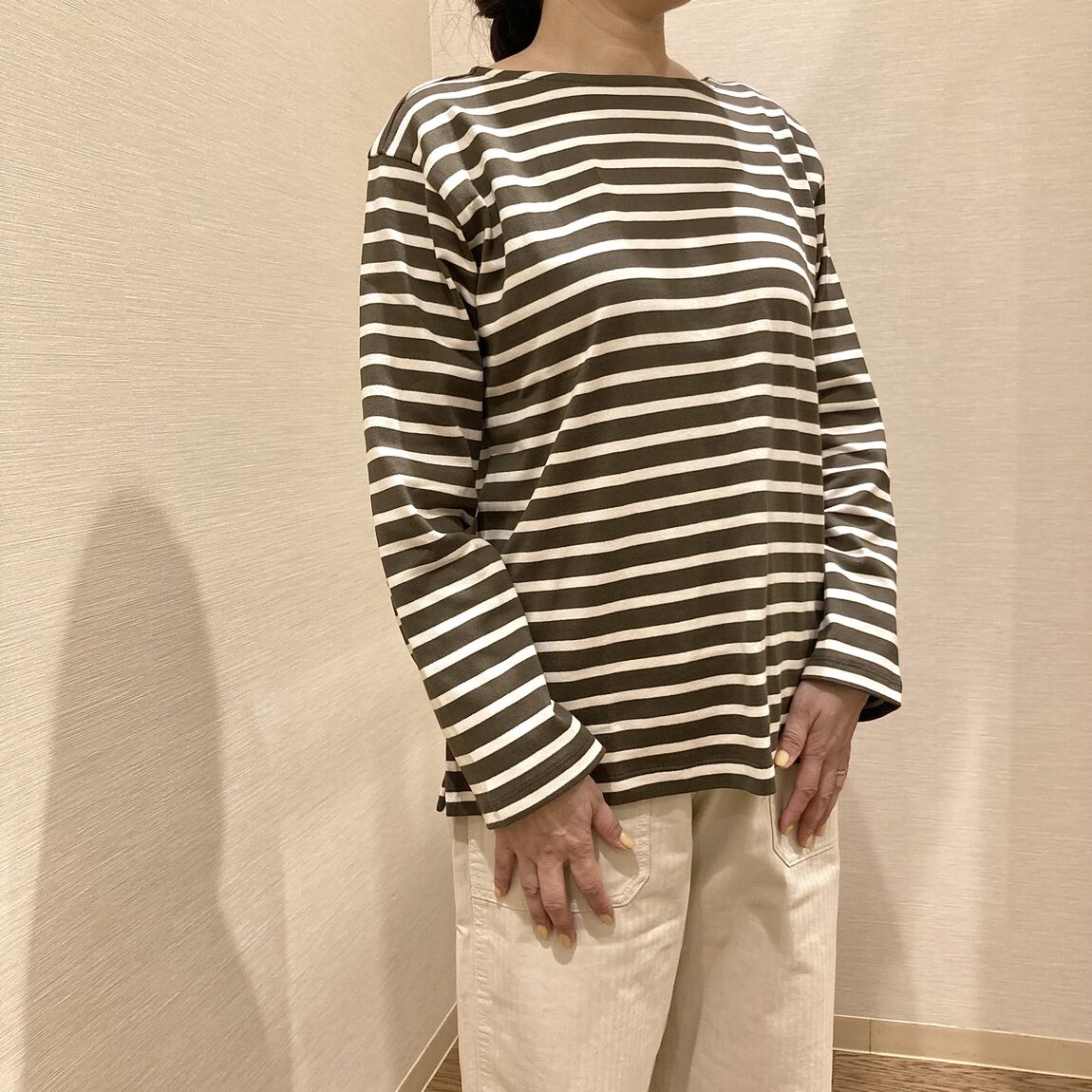 ボーダーのＴシャツを着用した女性