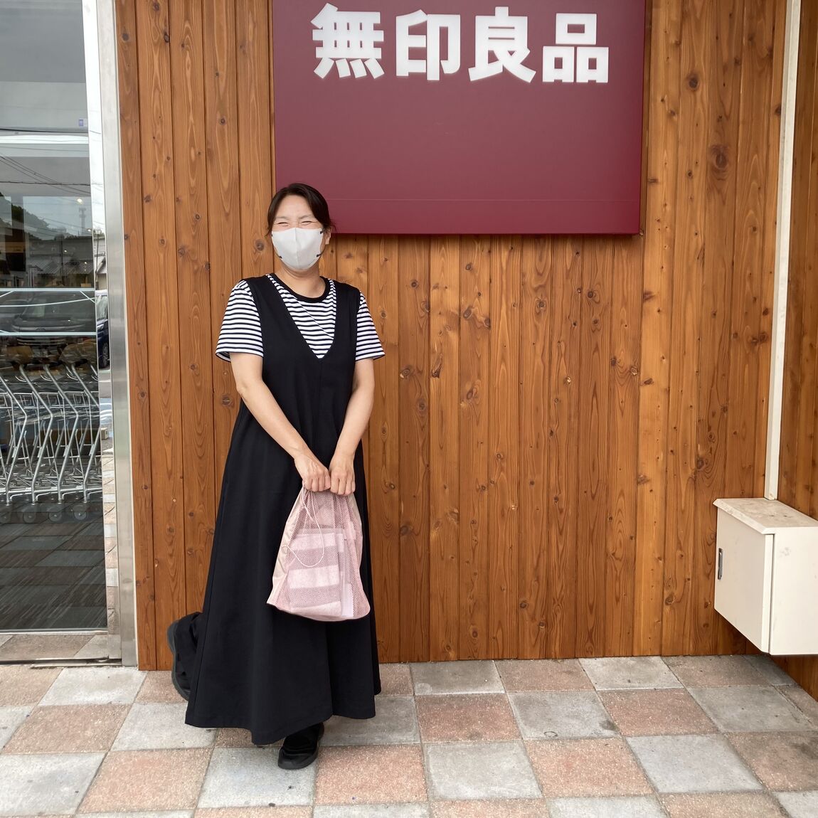 メッシュ巾着ダブルタイプを持ったスタッフ