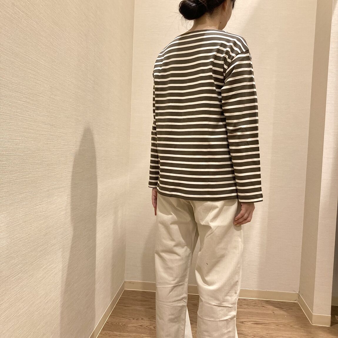 ボーダーのＴシャツを着用した女性