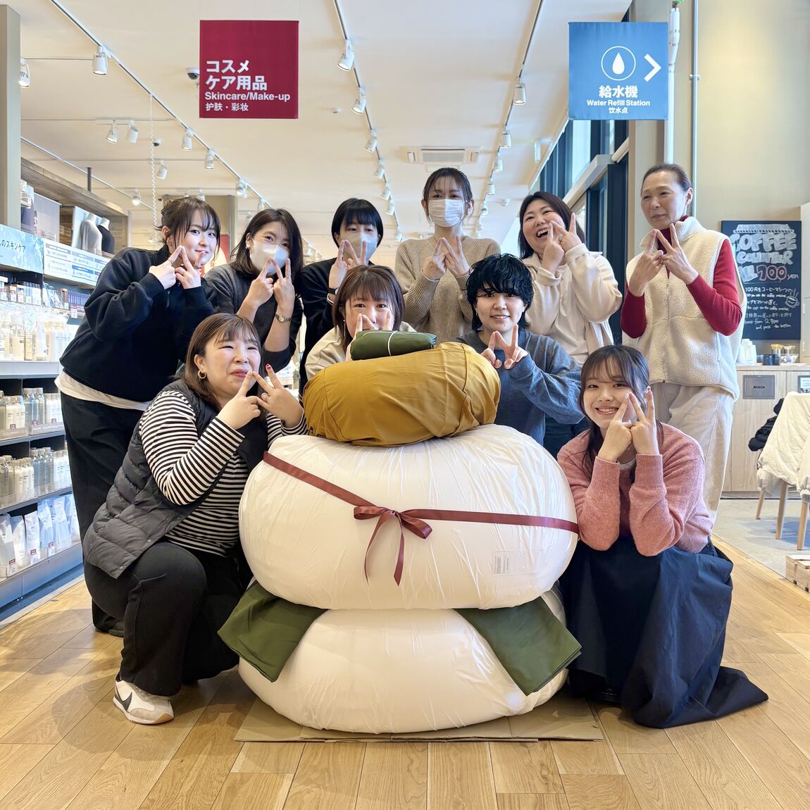 ぬまのはたスタッフと鏡餅風クッション