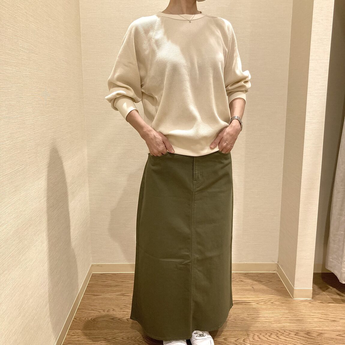 ワッフルＴシャツとカーキのスカートを着用ささた女性