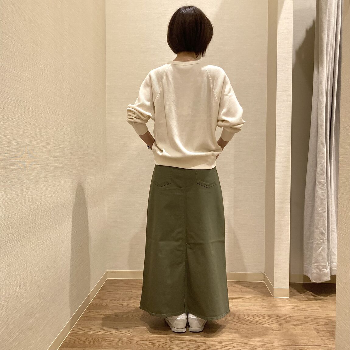 ワッフルＴシャツとカーキのスカートを着用ささた女性