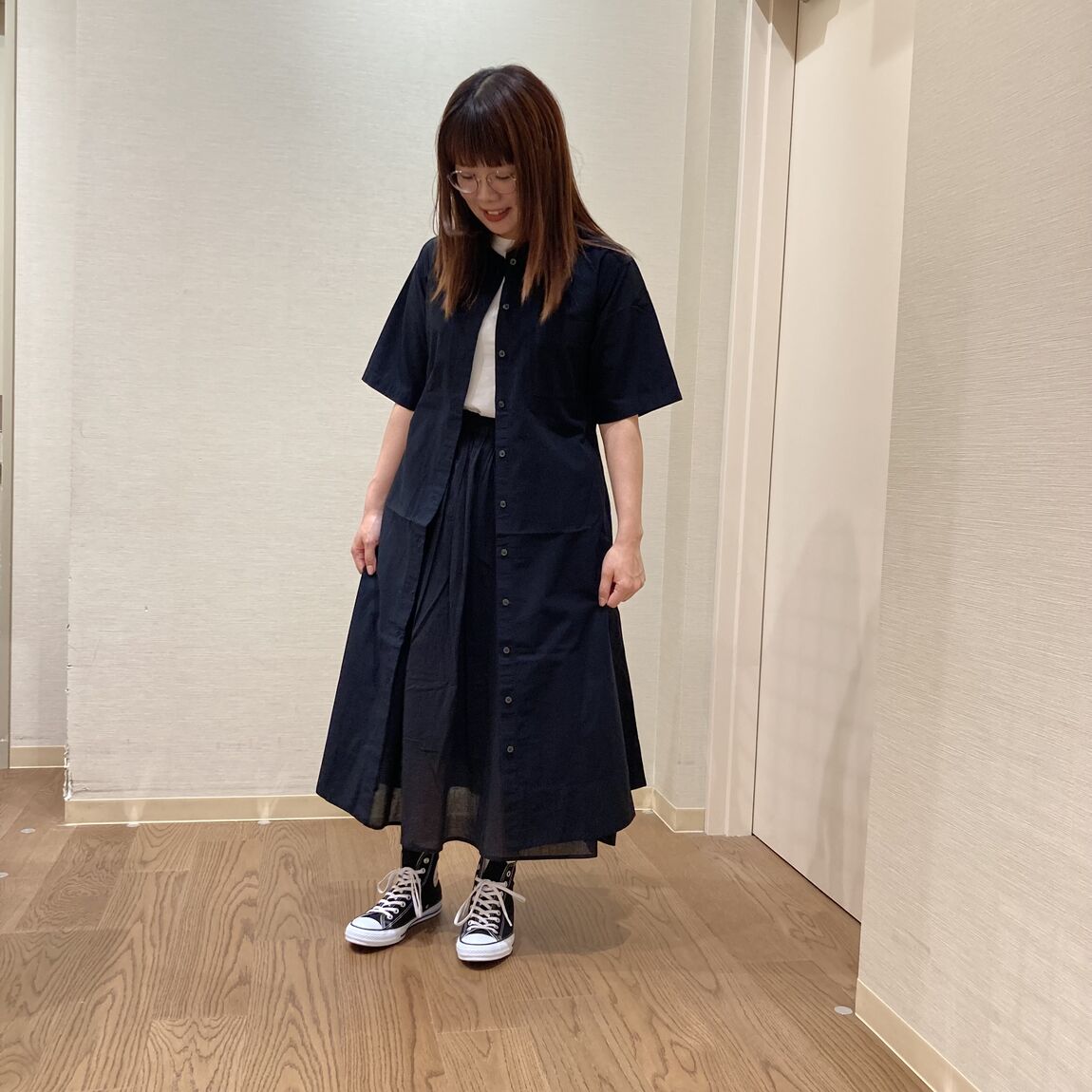 黒のワンピースを着用した女性