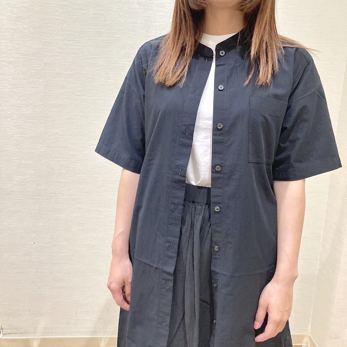 黒のワンピースを着用した女性