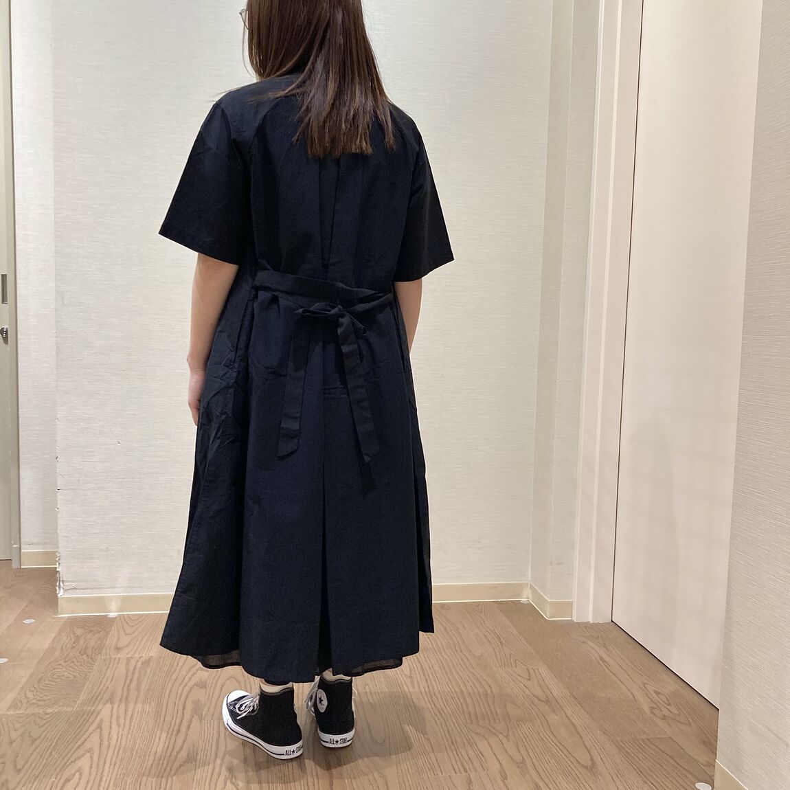 黒のワンピースを着用した女性