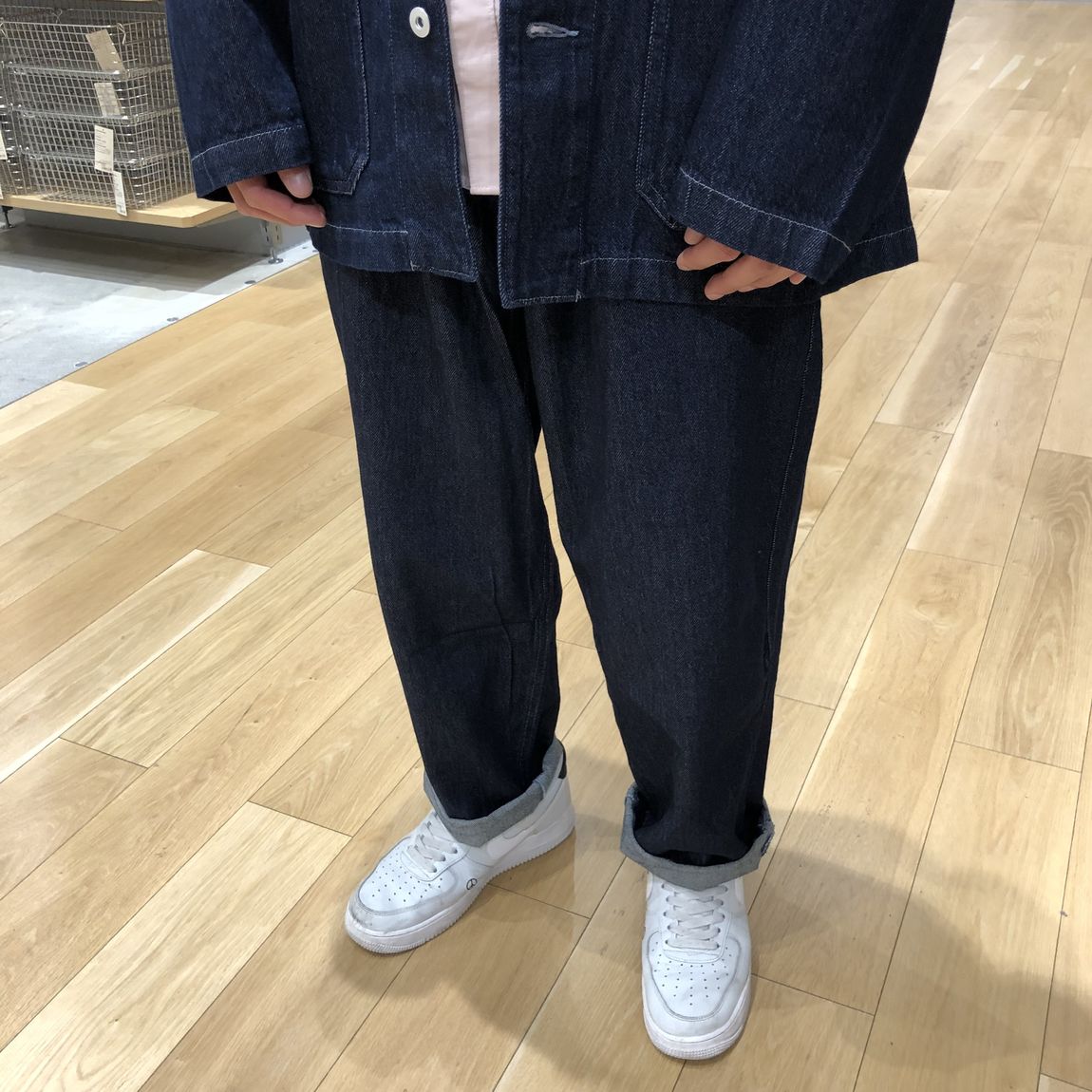 デニムのパンツアップ