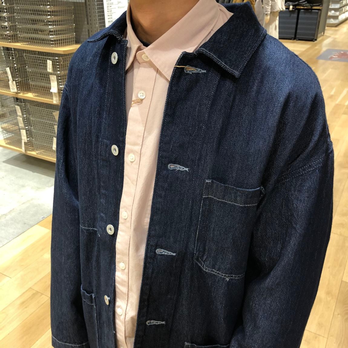 デニムのジャケットアップ