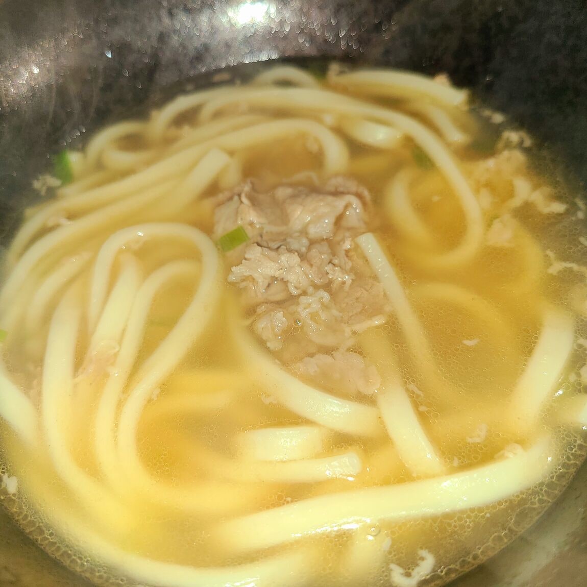 できたての肉うどんの写真です。