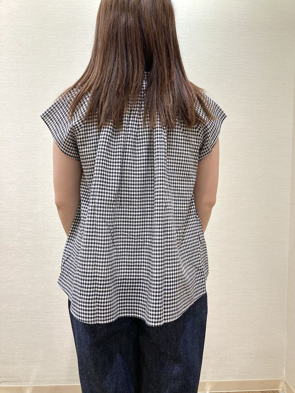 チェックのフレンチスリーブブラウスを着用した女性