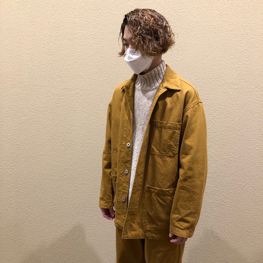 セットアップを着た男性