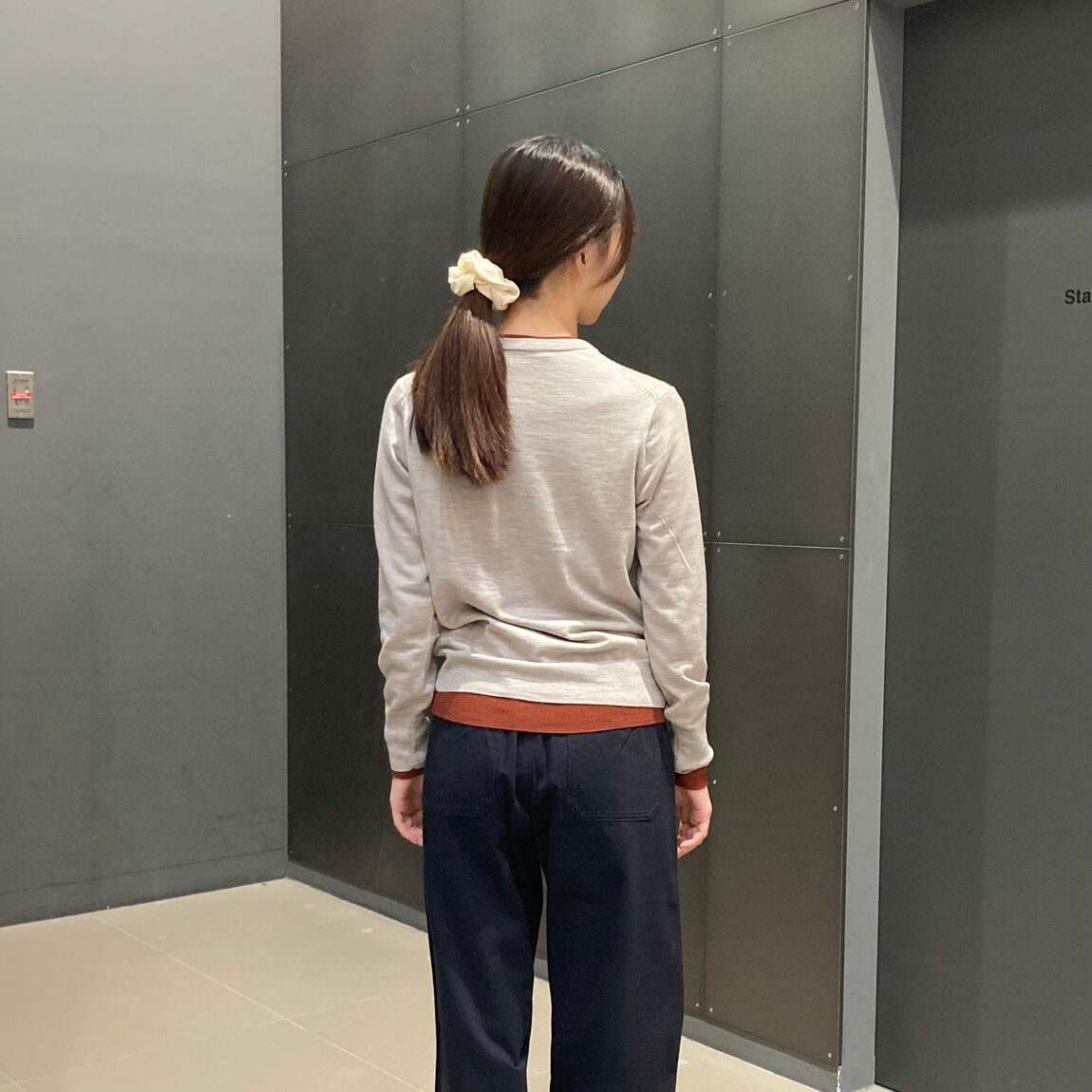 カーディガン後ろ姿