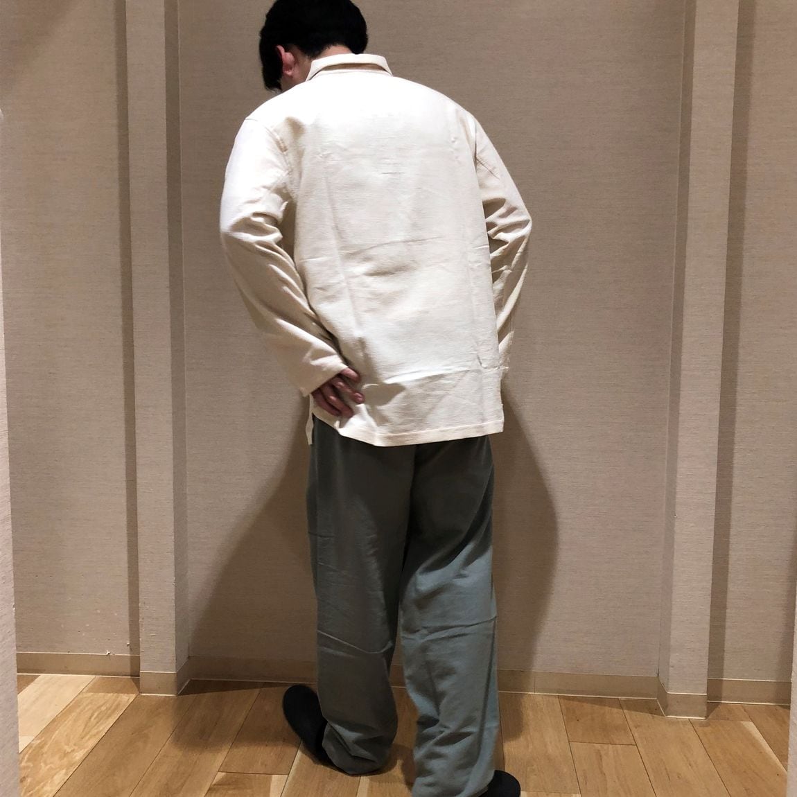 パジャマを着た男性