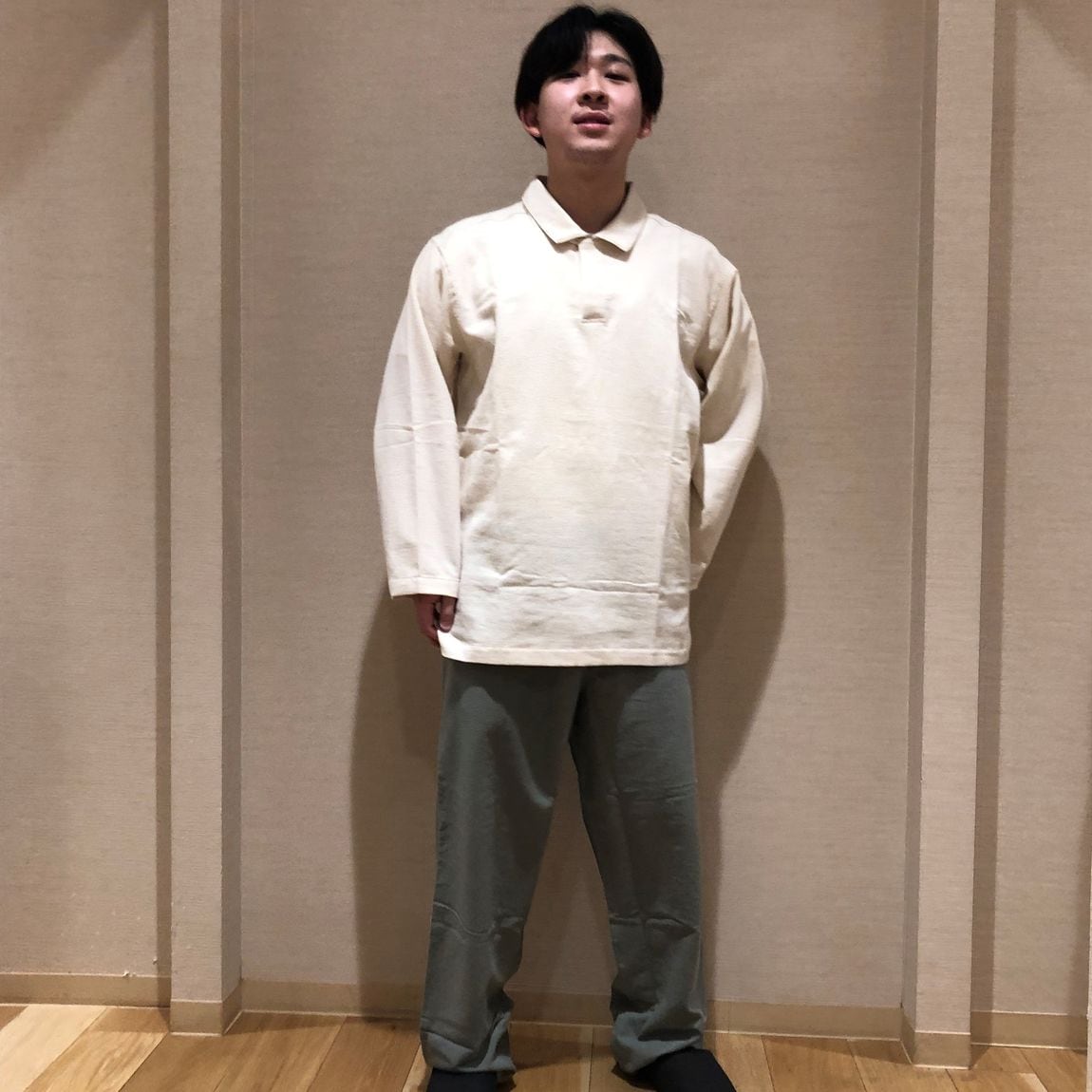 パジャマを着た男性