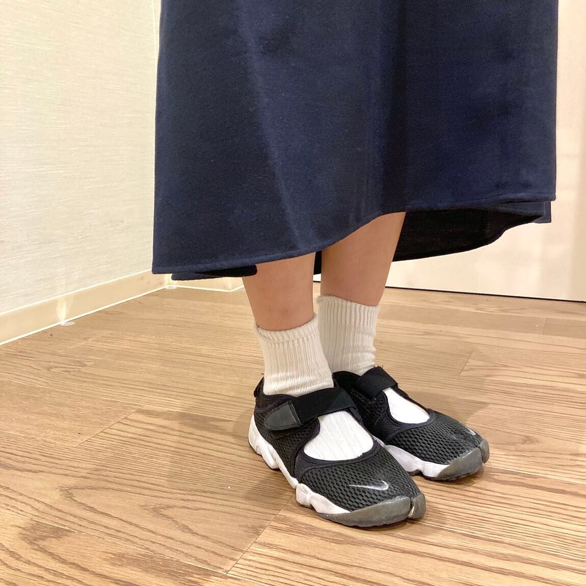 ネイビーのワンピースを着用した女性