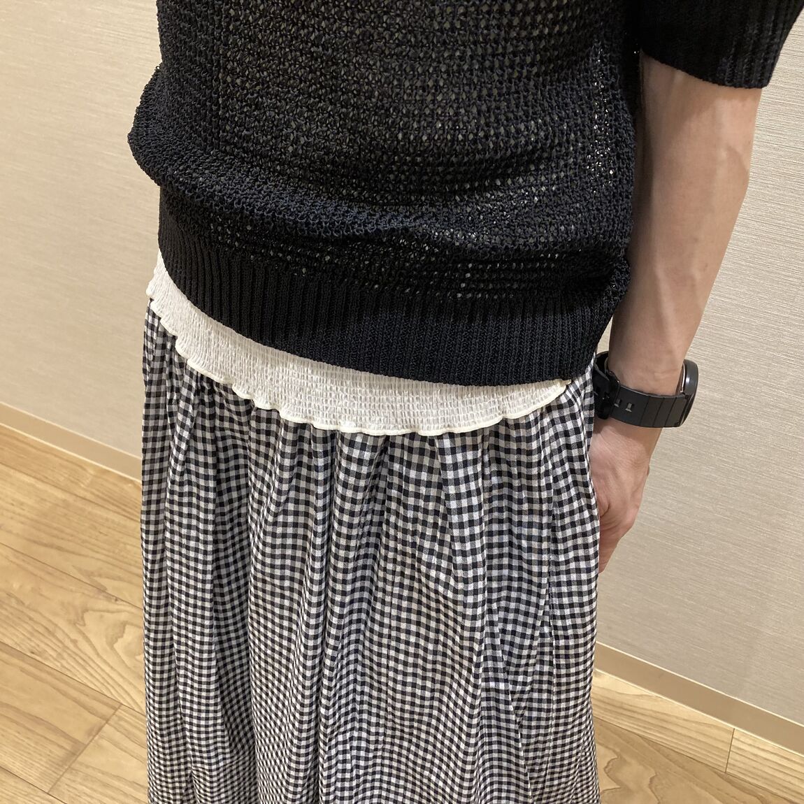 スタッフスナップ(婦人　トップスの裾元)