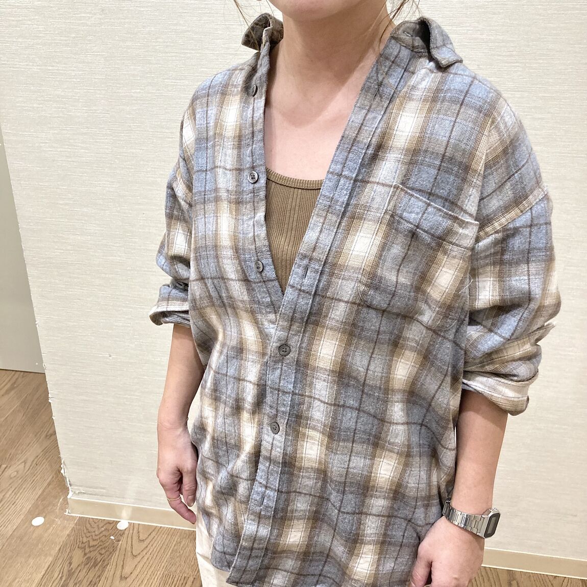 チェックのフランネルシャツを着用さた女性