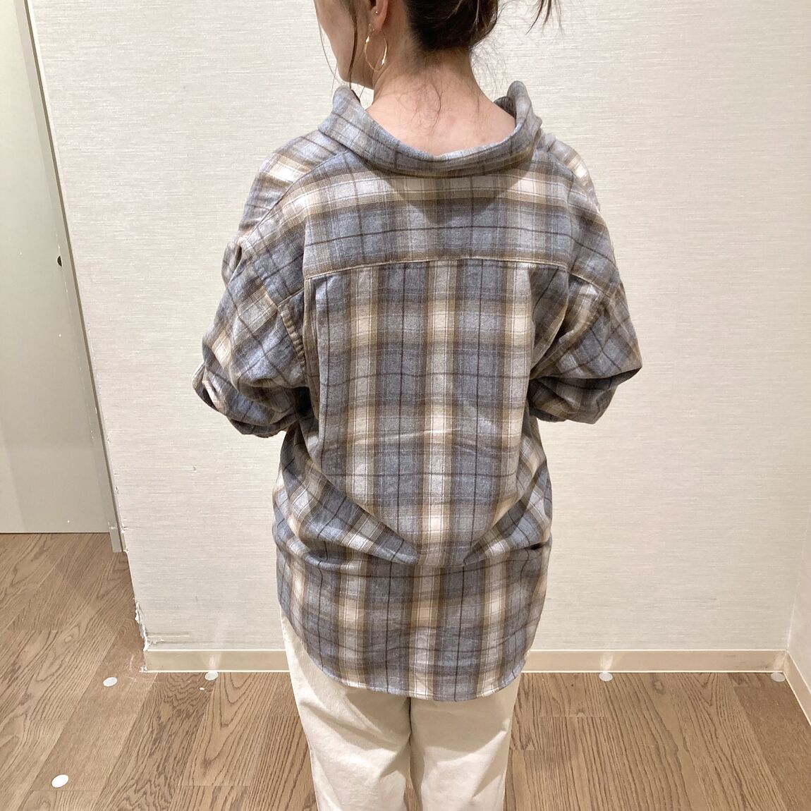 チェックのフランネルシャツを着用さた女性