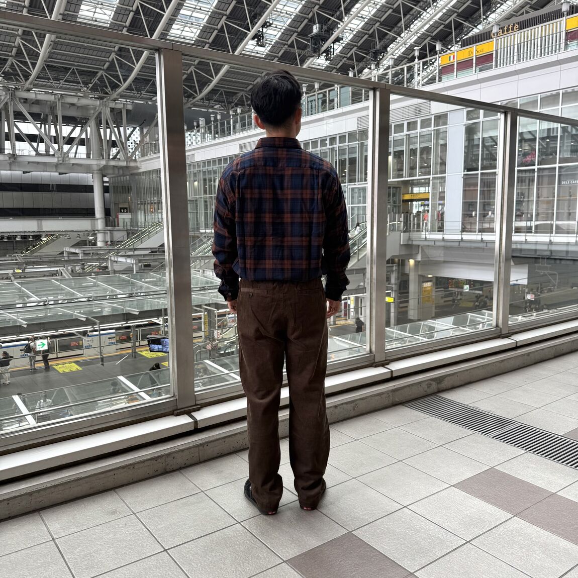 人が服を着て立っている写真後ろ姿