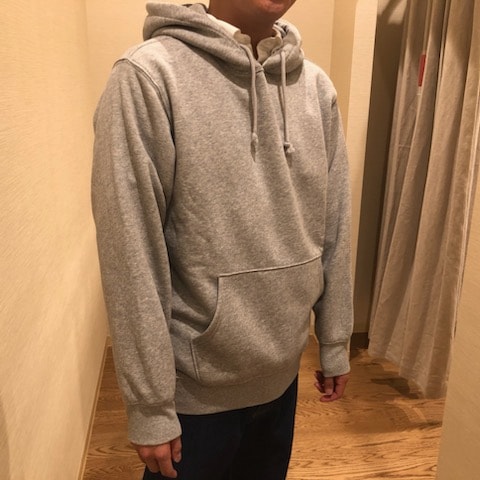 スウェットとデニムを着用した短髪の男性