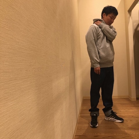スウェットとデニムを着用した短髪の男性