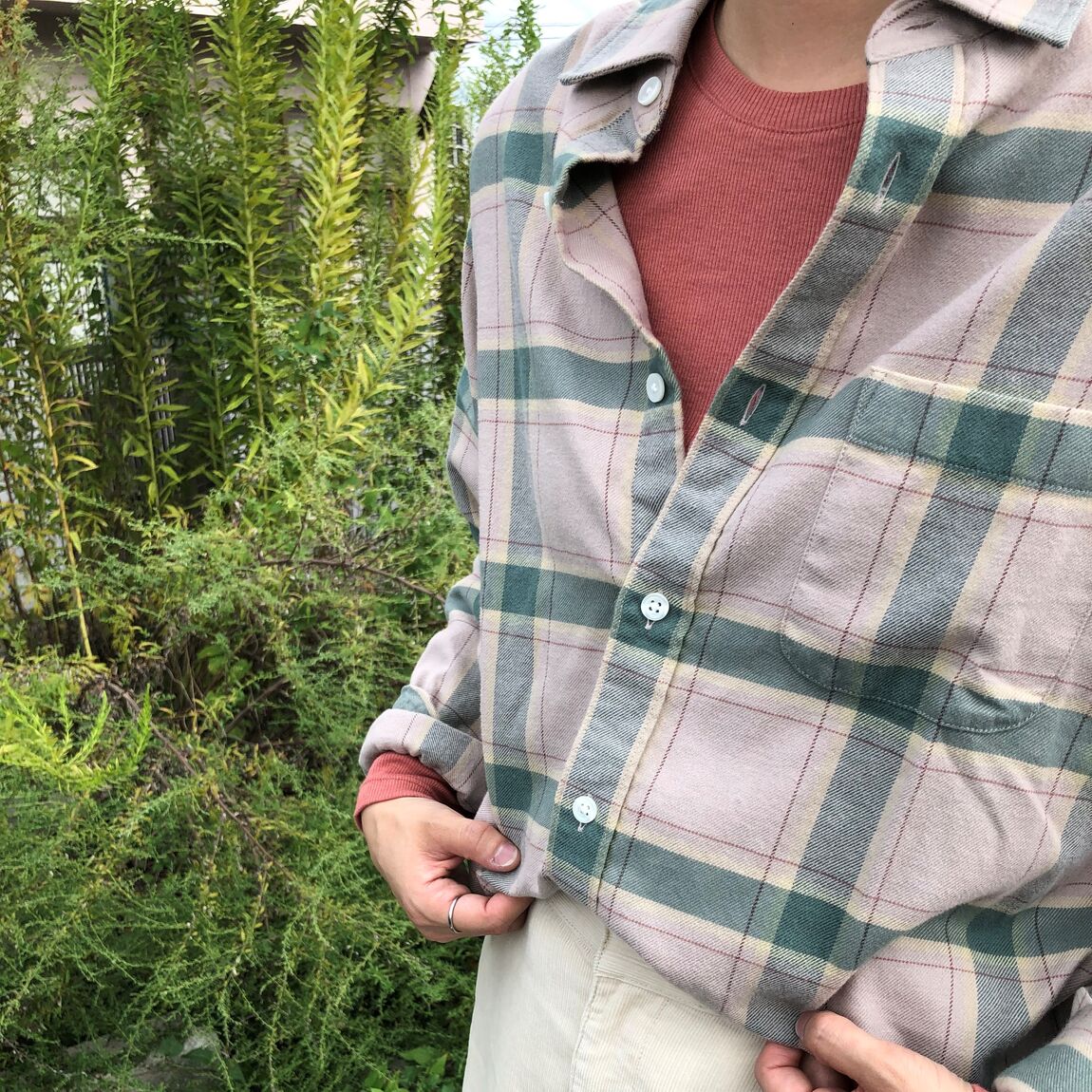 秋服を着たスタッフ写真