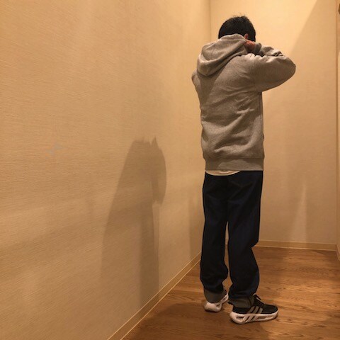 スウェットとデニムを着用した短髪の男性