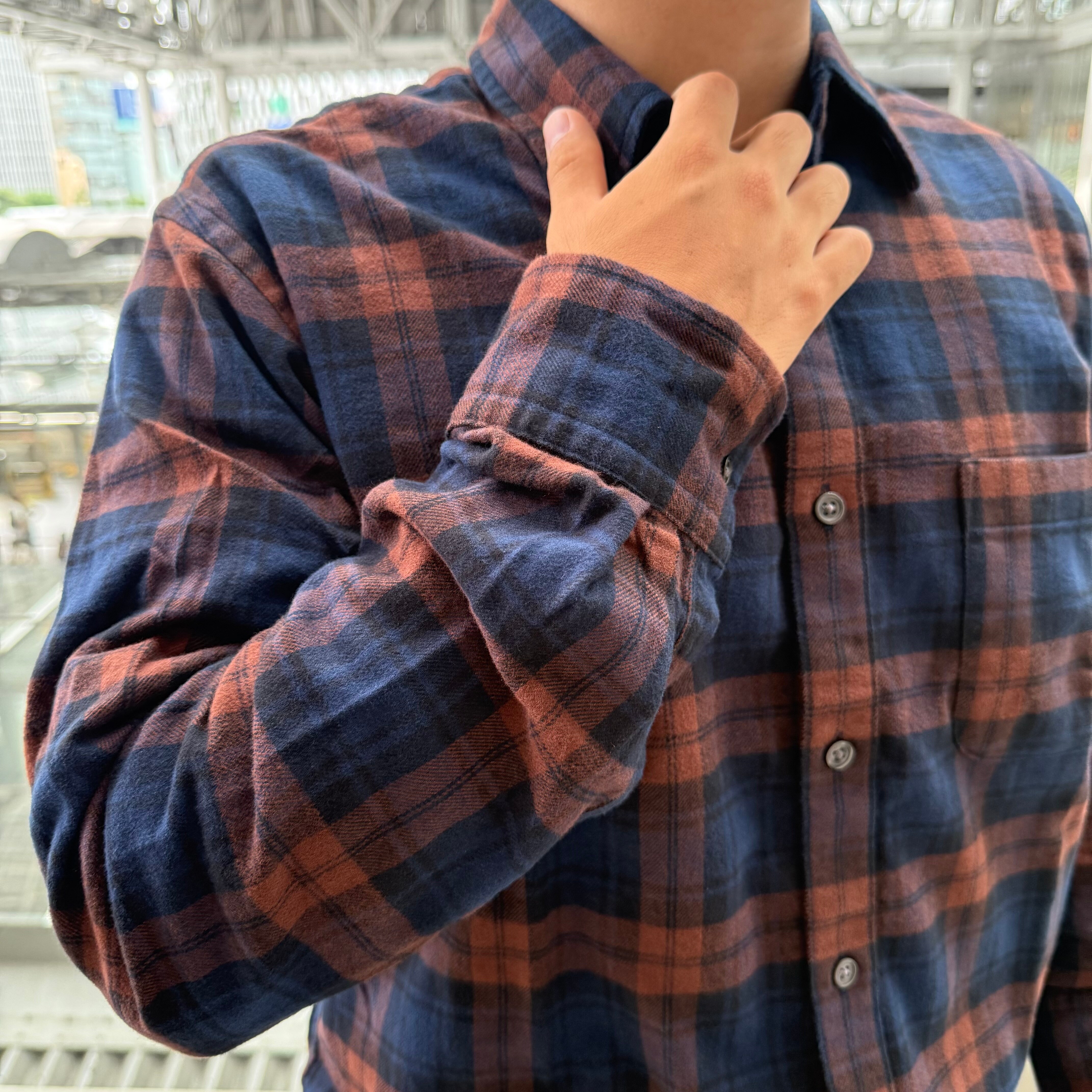 人が服を着て立っている写真上半身