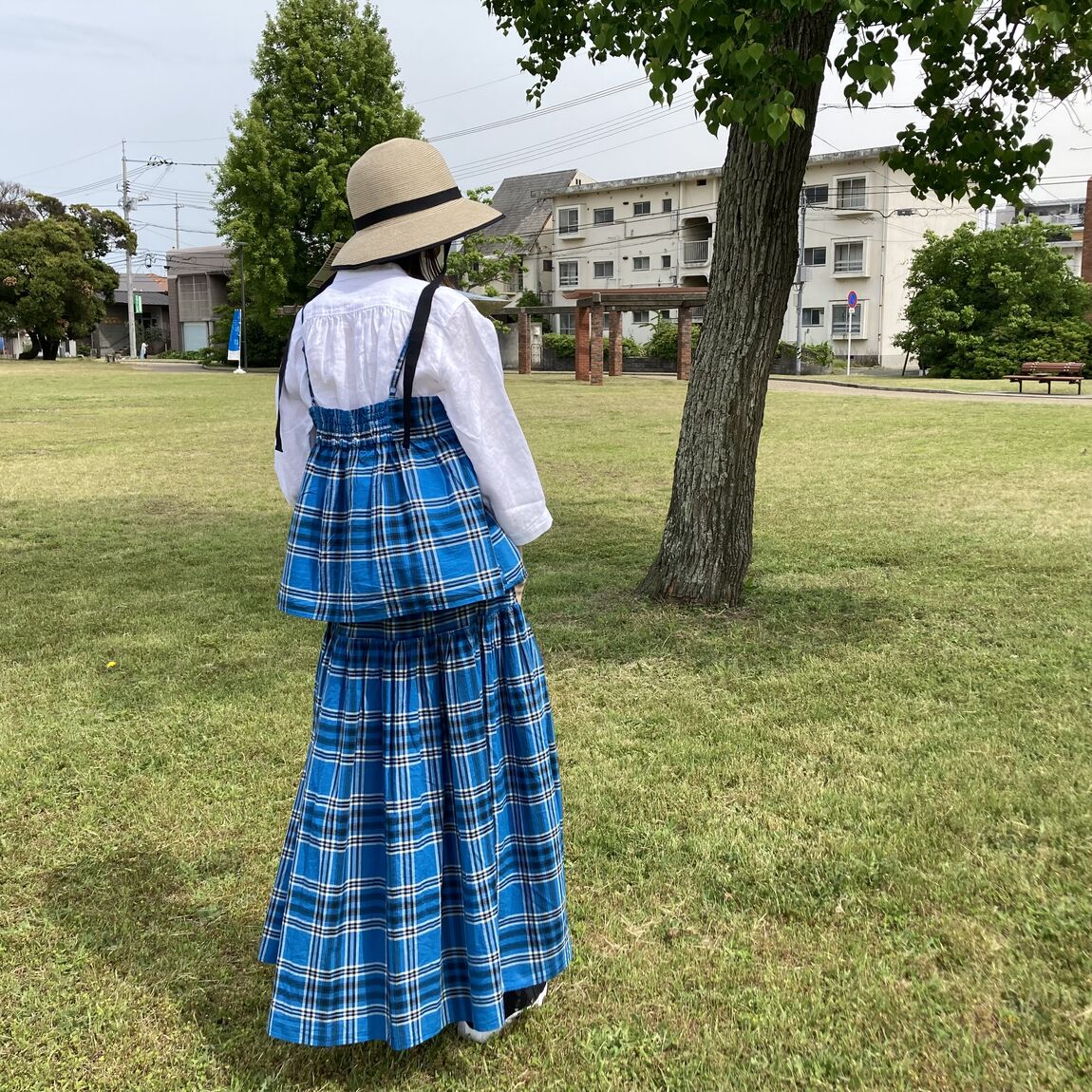 チェックのワンピースを着たスタッフの後姿