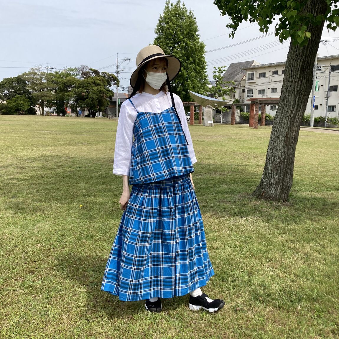 チェックのワンピースを着たスタッフ