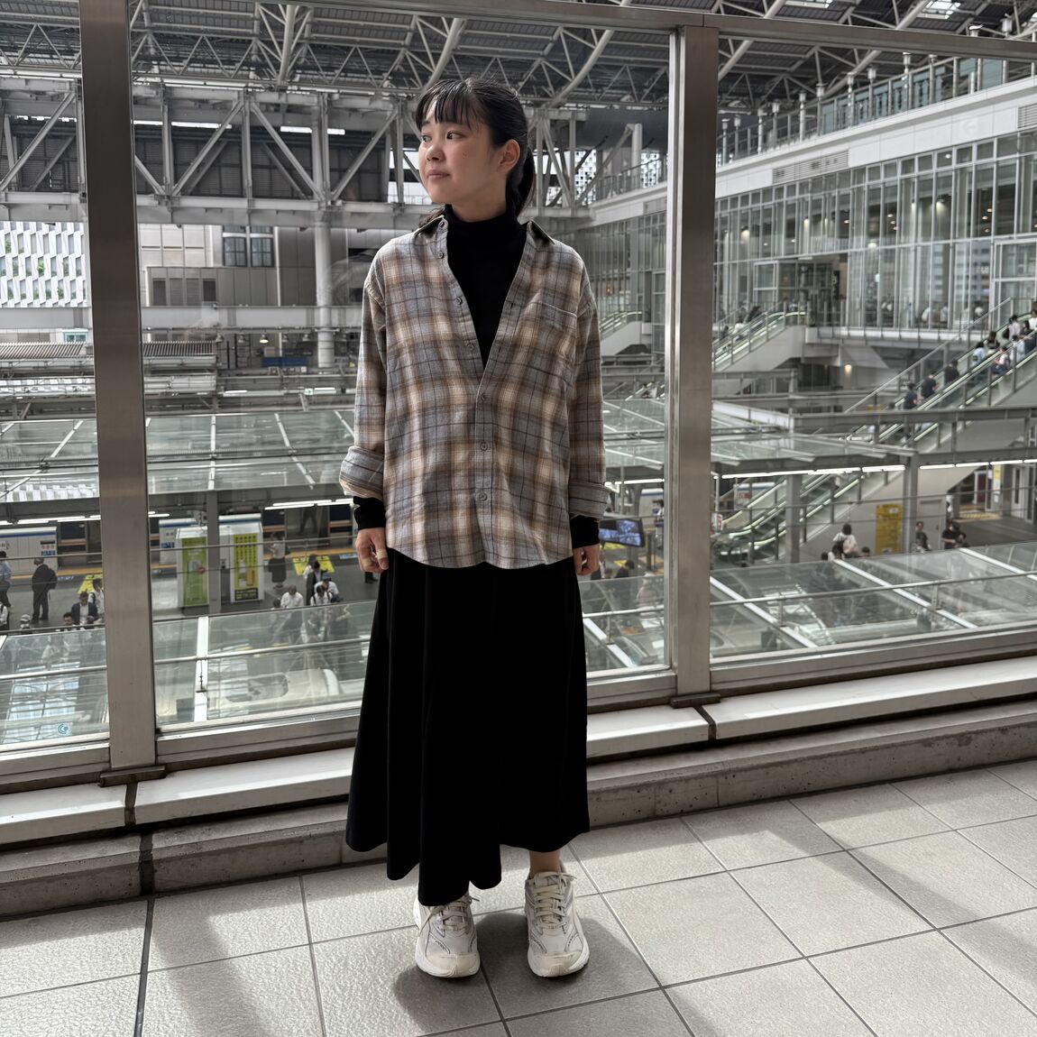 人が服を着て立っている写真