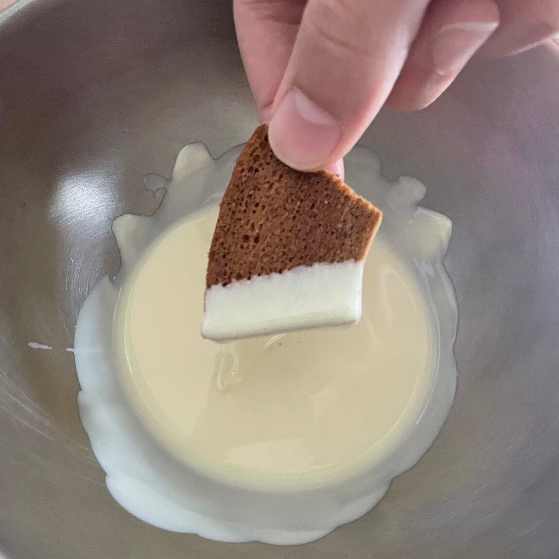 バウムをチョコレートにつける