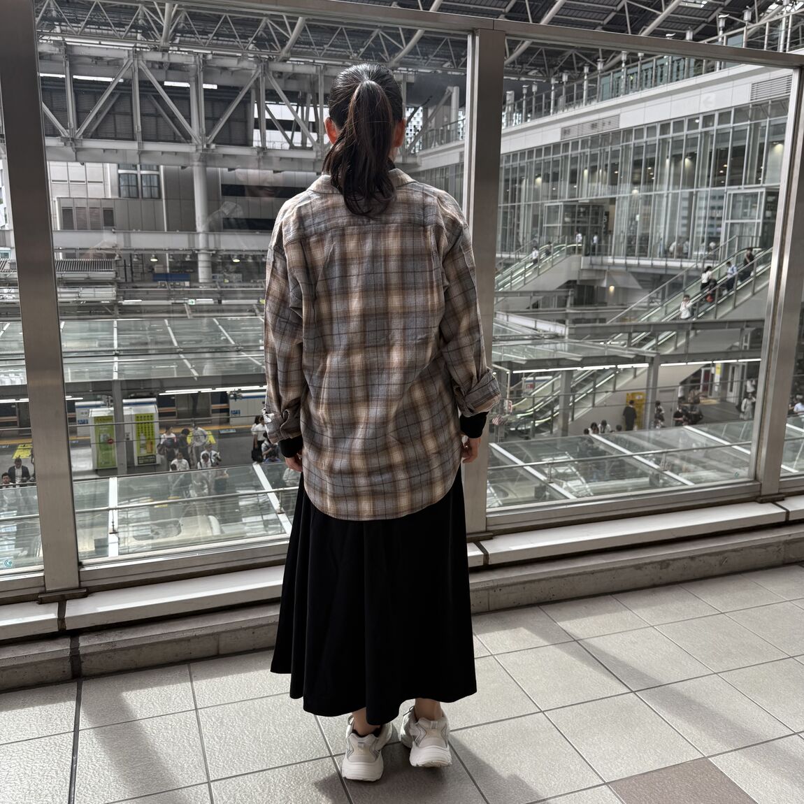 人が立っている写真後ろ姿