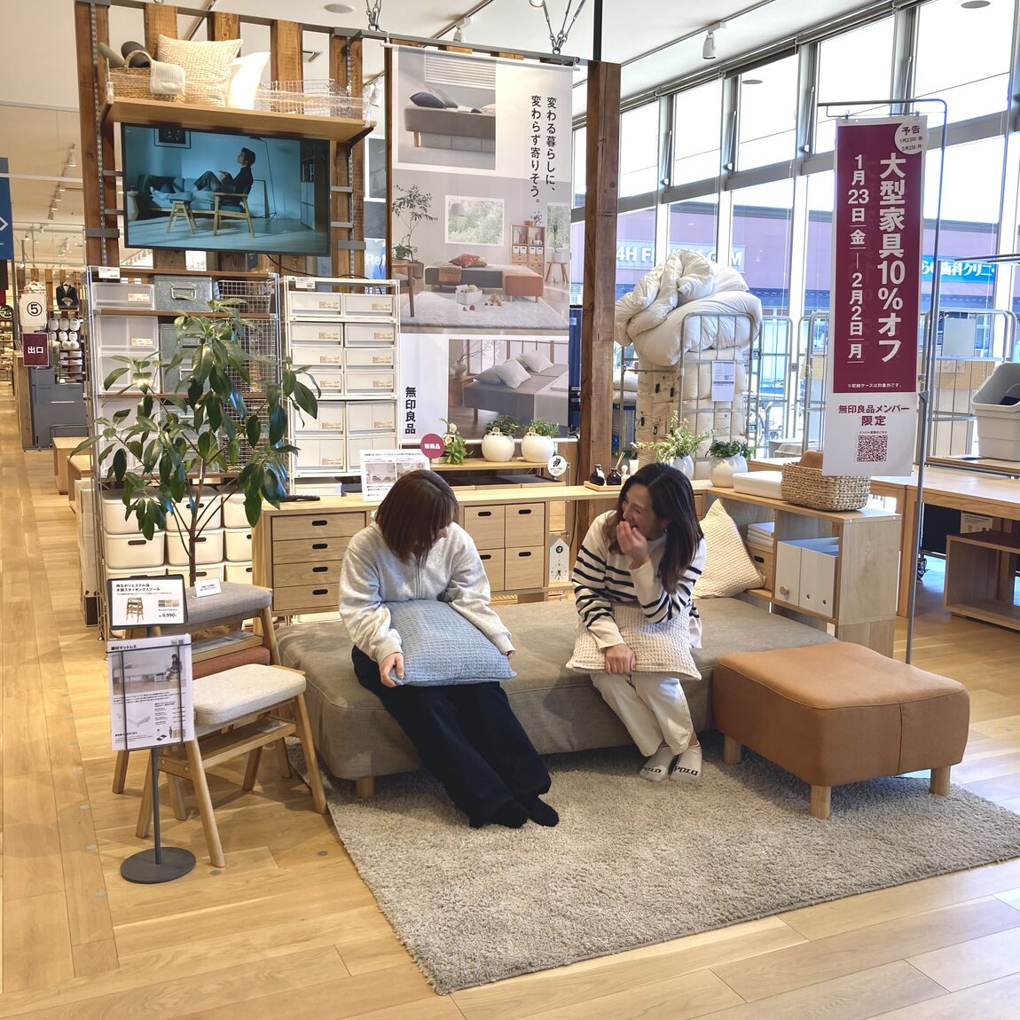 ベッドで笑ってる画像