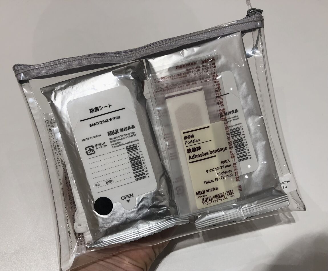 クリアポーチに入った衛生用品
